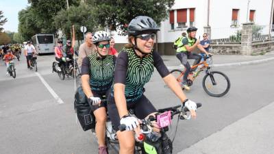 Giusi Parisi in Chiara Orzino prihajata s tandem kolesom na skupni goriški trg (BUMBACA)