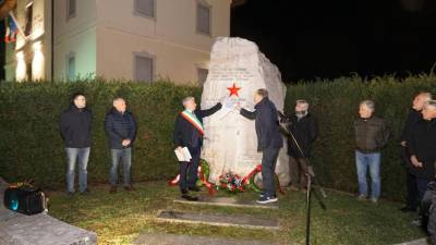 Sovodenjski spomenik odslej z rdečo zvedo (MAREGA/TIBALDI)