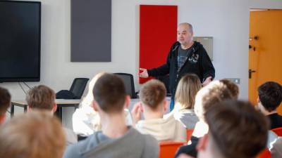 Miha Kramli med predavanjem (TIBALDI)