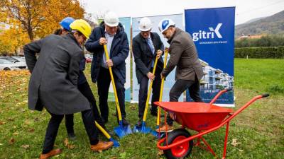 V sredo je za prvo lopato skupaj z novogoriškim županom Samom Turelom prijel minister Jože Novak (MONG)