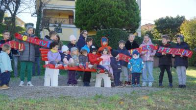 Nova rdeča klop v Števerjanu (BUMBACA)