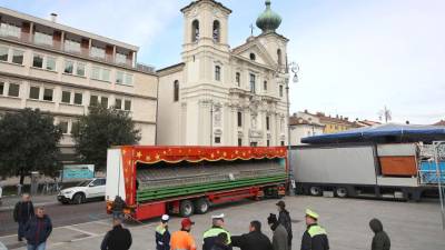 Nameščanje vrtiljakov na Travniku (BUMBACA)