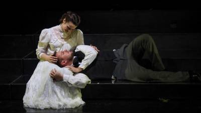 Utrinek iz četrtkove premiere predstave Besneče morje (TIBALDI)