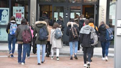 Dijaki pred Licejem Franceta Prešerna v Trstu (ARHIV)