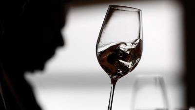 Pitje alkohola lahko ima posledice (ANSA)