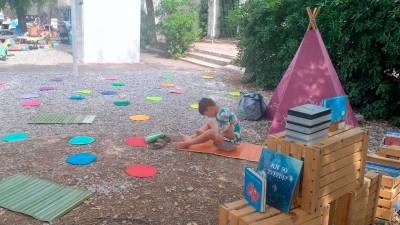Na plaži si bodo otroci lahko tudi izposodili in vračali knjige (FB NŠK)