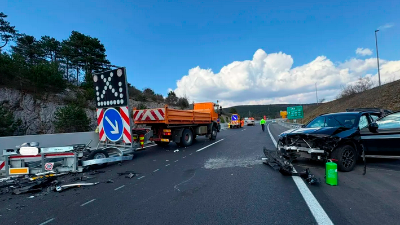 Po trku v tovornjak je terenca odbilo še v Darsovo prikolico, s katero je bila označena delovna zapora prehitevalnega pasu (PGD MATERIJA/PRIMORSKE NOVICE)