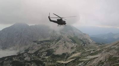 Poškodovane pohodnike so s helikopterjem odpeljali v dolino
