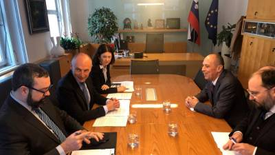 Srečanje slovenskega ministra za zdravje Aleša Šabedra in italijanskega veleposlanika v Sloveniji Carla Campanileja