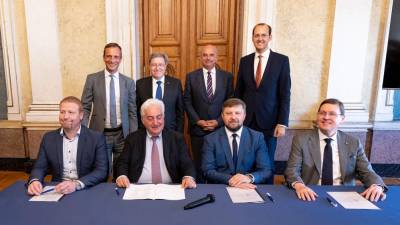 Skupinska fotografija po podpisu: stoje so (z leve) predsednik deželne vlade Fedriga, minister Giovannini, župan Dipazza in litovski minister Skuodis (FOTODAMJ@N)