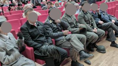 Gledalci, oblečeni v nacistične uniforme (FB B.C.)