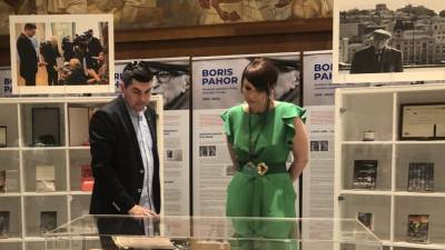 Denis Sarkić in Urška Perenič na razstavi o Borisu Pahorju v Ljubljani
