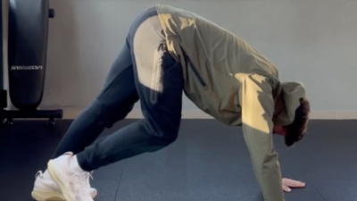 Trener Burje Matej Skerk med prikazom pravilnega ogrevanja pred tekom (OSEBNI ARHIV)