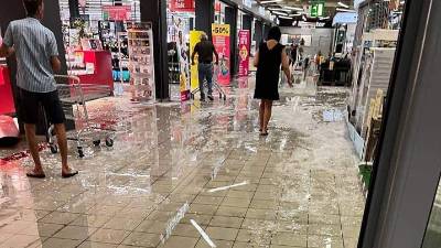 Toča in meteorna voda v nakupovalnem središču Mercator v Kromberku (FB PAZZI PER IL METEO GORIZIANO)