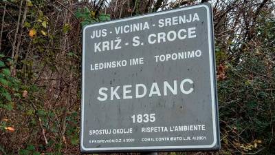 Po neki stari legendi, ki jo je objavil spletni portal, naj bi se deklici iz Križa pri Skadancu nekoč prikazala Devica Marija, med starejšimi domačinkami in domačini pa za legendo nihče ne ve