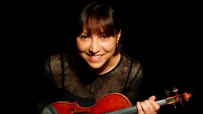 Tržačanka Verena Rojc je ena prvih violin orkestra Slovenske filharmonije, v poletnih mesecih običajno igra v orkestru veronske arene (OSEBNI ARHIV)