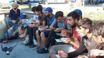 Organizacija Linea d'ombra na Trgu Libertà pomaga migrantom