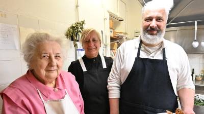Brata Elvis in Tiziana Guštin, levo njuna mati Danila, ki še pomaga v kuhinji