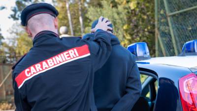 Osumljenca so aretirali in odvedli v koronejski zapor