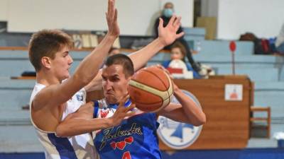 Borov košarkar Miran Bole (z žogo) v prodoru proti Janu Proju (FOTODAMJ@N)