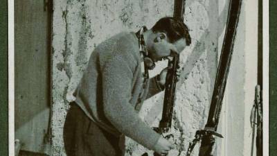 Lokve, 1927: Ferdinand (Nande) Rolich med pripravo smuči