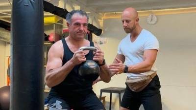 Kristjan Tavčar trenira v fitnesu pod budnim očesom trenerja Aljaža Miliča