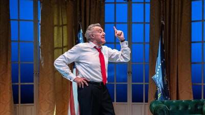 V predstavi november nastopa izredno prepričljiv Luca Barbareschi