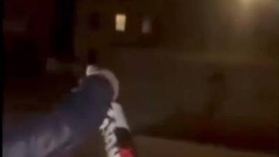 Posnetek streljanja pirotehnike v stanovanjski blok na Markovcu se je pojavil tudi na družbenih omrežjih (ZAJEM ZASLONA)