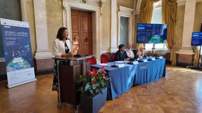 Rektorica Univerze v Trstu Donata Vianelli na konferenci v deželni palači (Univerza v Trstu)