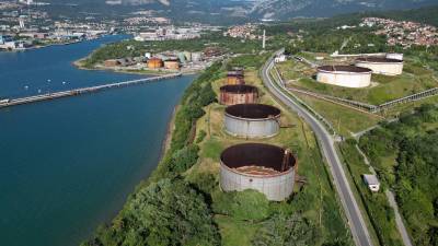 Območje nekdanje rafinerije Aquila, kjer naj bi nastal madžarski tovorni terminal