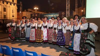 Folklorna skupina na prizorišču (TIBALDI)