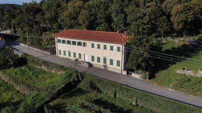 Stara šola na Colu (FOTODAMJ@N)