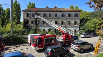 Gasilci pri zapuščeni slovenski šoli pri Sv. Ani (FOTODAMJ@N)