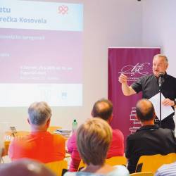 Gost večera Božo Rustja (pred mikrofonom) je primorski duhovnik, teolog, urednik in publicist (A. SIMCIC/TIBALDI)