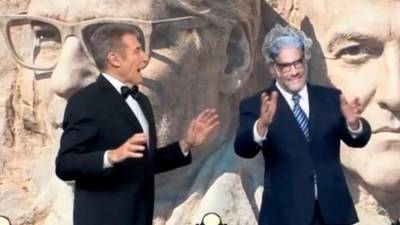 Ezio Greggio (levo) in Andro Merkù - Del Debbio v oddaji Striscia la notizia (MEDIASET)