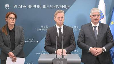 Ministra Andreja Katič in Boštjan Poklukar naznanjata odstop predsedniku vlade Robertu Golobu (RTV SLO)