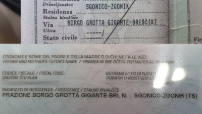 Na papirnatem dokumentu je pisalo Briščiki (zgoraj), na elektronski izkaznici pa piše le »bri«