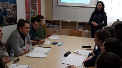 Ana Toroš predava češkim študentom v Pragi (A.T.)