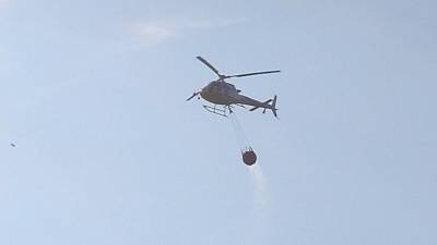 Pri gašenju pomaga tudi helikopter (BUMBACA)