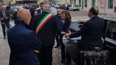 Pred mestno hišo je predsednico senata pričakal župan (DANJEL RADETIČ)