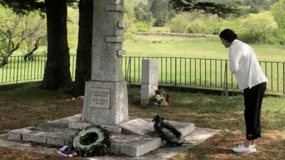 Violeta Bulc pri spomeniku štirim žrtvam prvega tržaškega procesa v Bazovici (TWITTER)