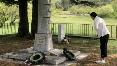 Violeta Bulc pri spomeniku štirim žrtvam prvega tržaškega procesa v Bazovici (TWITTER)