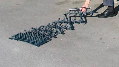 Ženska je zapeljala čez stinger in nadaljevala beg pred policisti s predrtimi pnevmatikami, fotografija je simbolična (ARHIV)