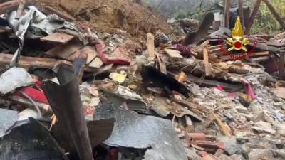 Pod ruševinami treh bračanskih hiš iščejo 32-letnika in 83-letnico