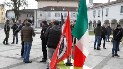 Pripadniki desničarskega gibanja CasaPound na Trgu sv. Antona v Gorici (BUMBACA)