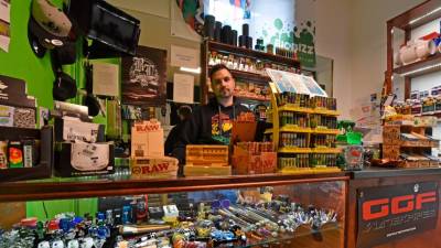 Trgovina s prodajo marihuhane z nizko učinkovino in njen upravitelj Matteo Bruch (FOTODAMJ@N)
