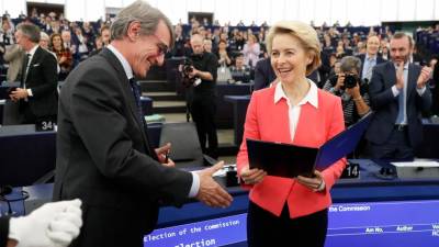 Predsednica Evropske komisije Ursula von der Leyen in predsednik evropskega parlamenta David Sassoli po današnjem glasovanju (AP)