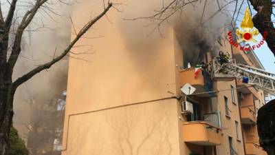 Gašenje v stanovanju na Trgu Giarizzole (GASILCI)