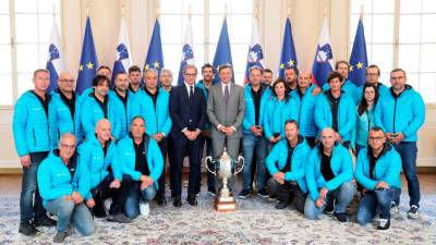 Borut Pahor je sprejel člane posadke jadrnice Way of Life, z njimi je bil tudi predsednik Barcolane Mitja Gialuz (BORUT PAHOR/FACEBOOK)