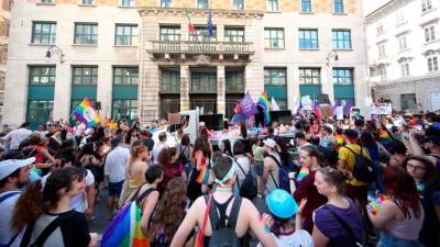 Parada ponosa pred Narodnim domom (FOTODAMJ@N)